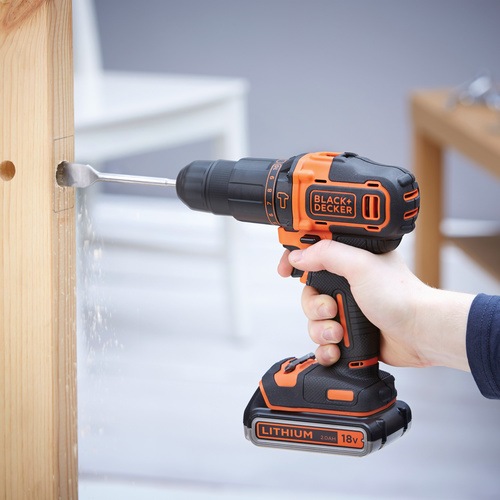 BLACK+DECKER - Perceuse  percussion sans fil 18V  2 batteries  1 Chargeur et coffret de Rangement - BDCHD18K1B2