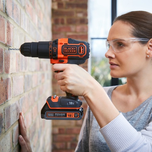 BLACK+DECKER - Perceuse  percussion sans fil 18V  2 batteries  1 Chargeur et coffret de Rangement - BDCHD18K1B2