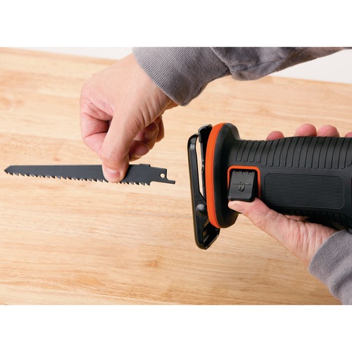 BLACK+DECKER - Scie sabre sans fil  18 V  sans batterie  Dbattement  22 mm  Lame de 15 cm  1 lame - BDCR18N