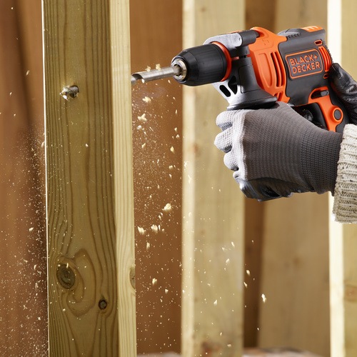 BLACK+DECKER - Perceuse  percussion filaire  550W  Poigne latrale pour plus de confort  Livre avec 2 forts de perage - BEH550