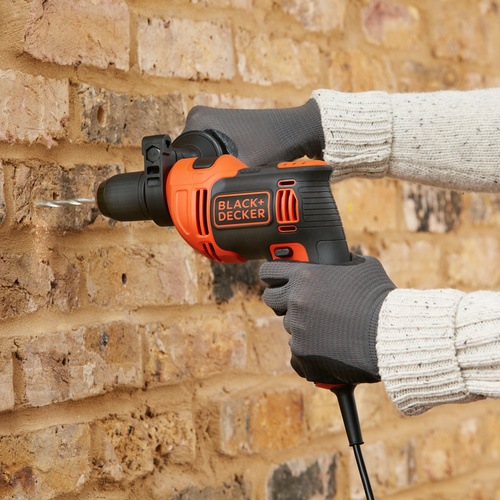 BLACK+DECKER - Perceuse  percussion filaire  550W  Poigne latrale pour plus de confort  Livre avec 2 forts de perage - BEH550