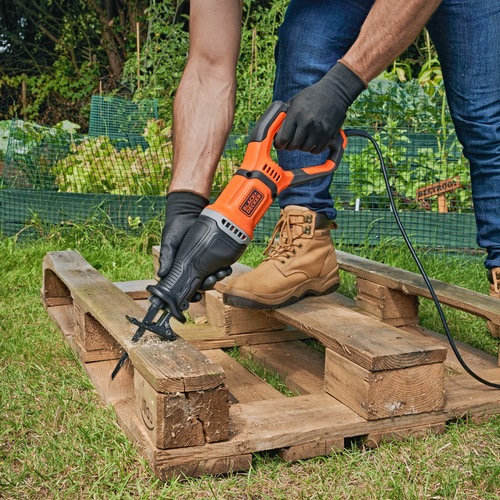 BLACK+DECKER - 750W Corded Reciprocating Saw with Branch Holder and 2x Blades in Kit Box - BES301K