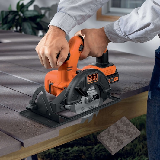 BLACK+DECKER BDCDDCS18B2 cordless circular saw cutting wood, product in use, close-up view.