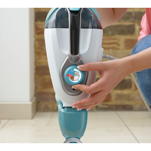 BLACKDECKER BHSM1615DAM steam mop control knob closeup with hand adjusting, photography indoor.