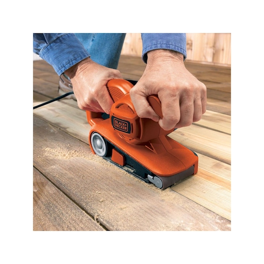 Ponceuse à bande 720W - 206 m/min, bande 75 x 457 mm, centrage automatique de la bande - 1 bande abrasive et 1 sac collecteur de poussières - BLACK+DECKER, KA86-QS