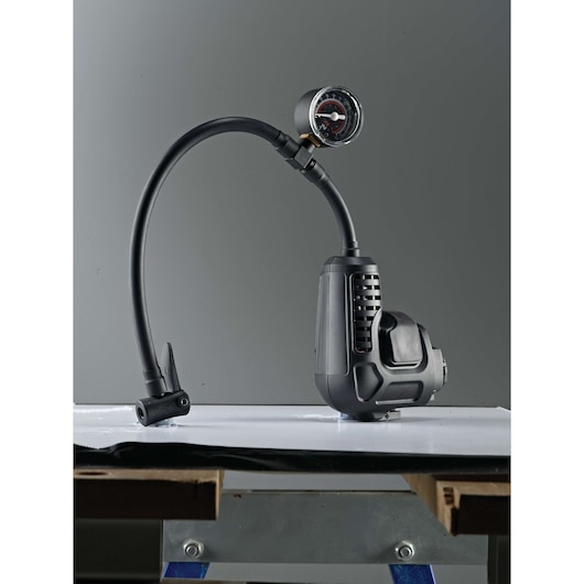 BLACKDECKER MTNF9 compact black air compressor with pressure gauge, side angle, photography, MT218K_E1.
